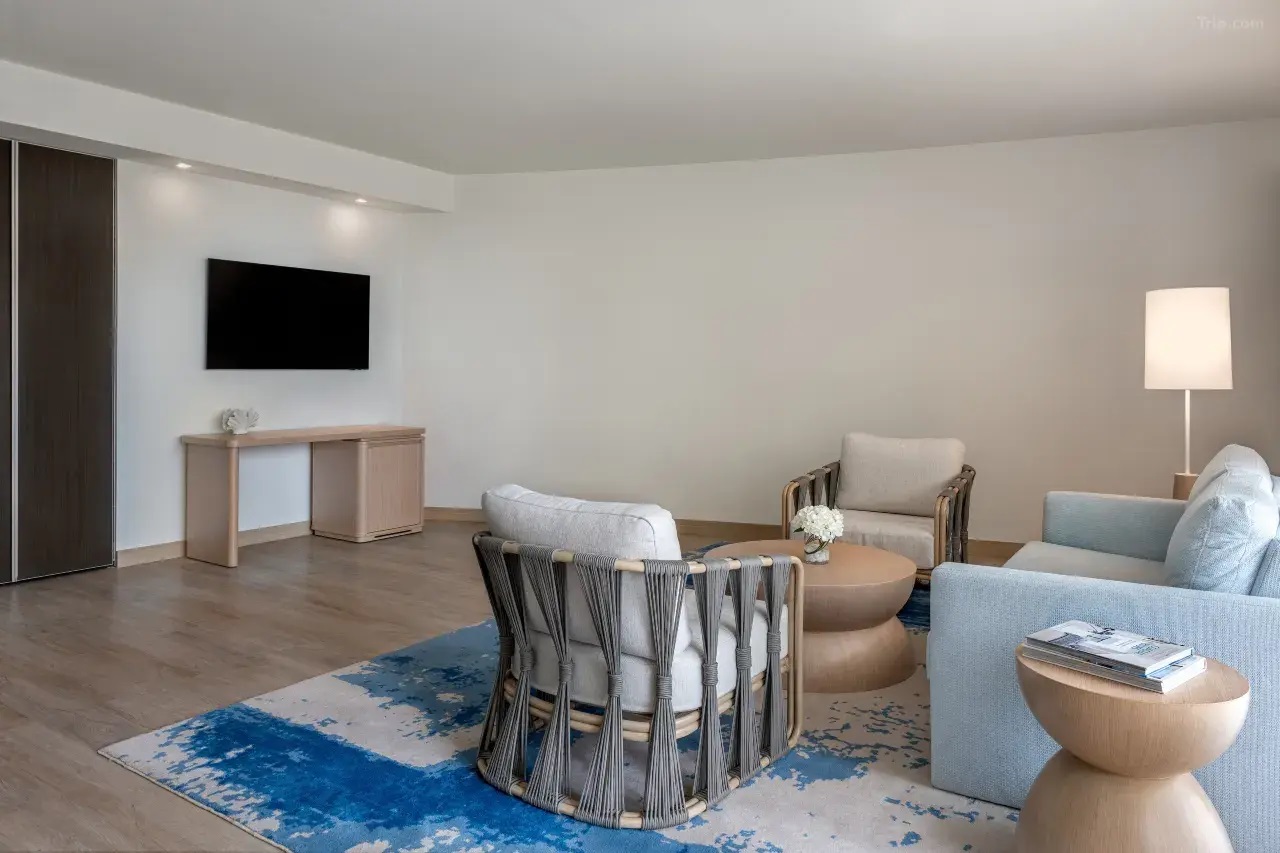 أثاث غرفة الضيوف في فندق كراون بلازا أبو ظبي