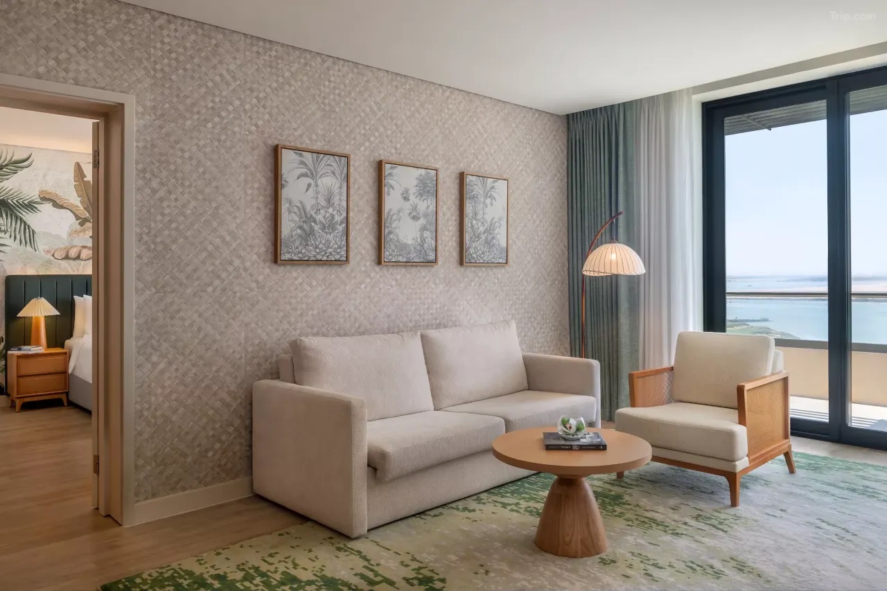 أثاث غرفة الضيوف في فندق إنتركونتيننتال أبو ظبي جزيرة ياس مانجروف